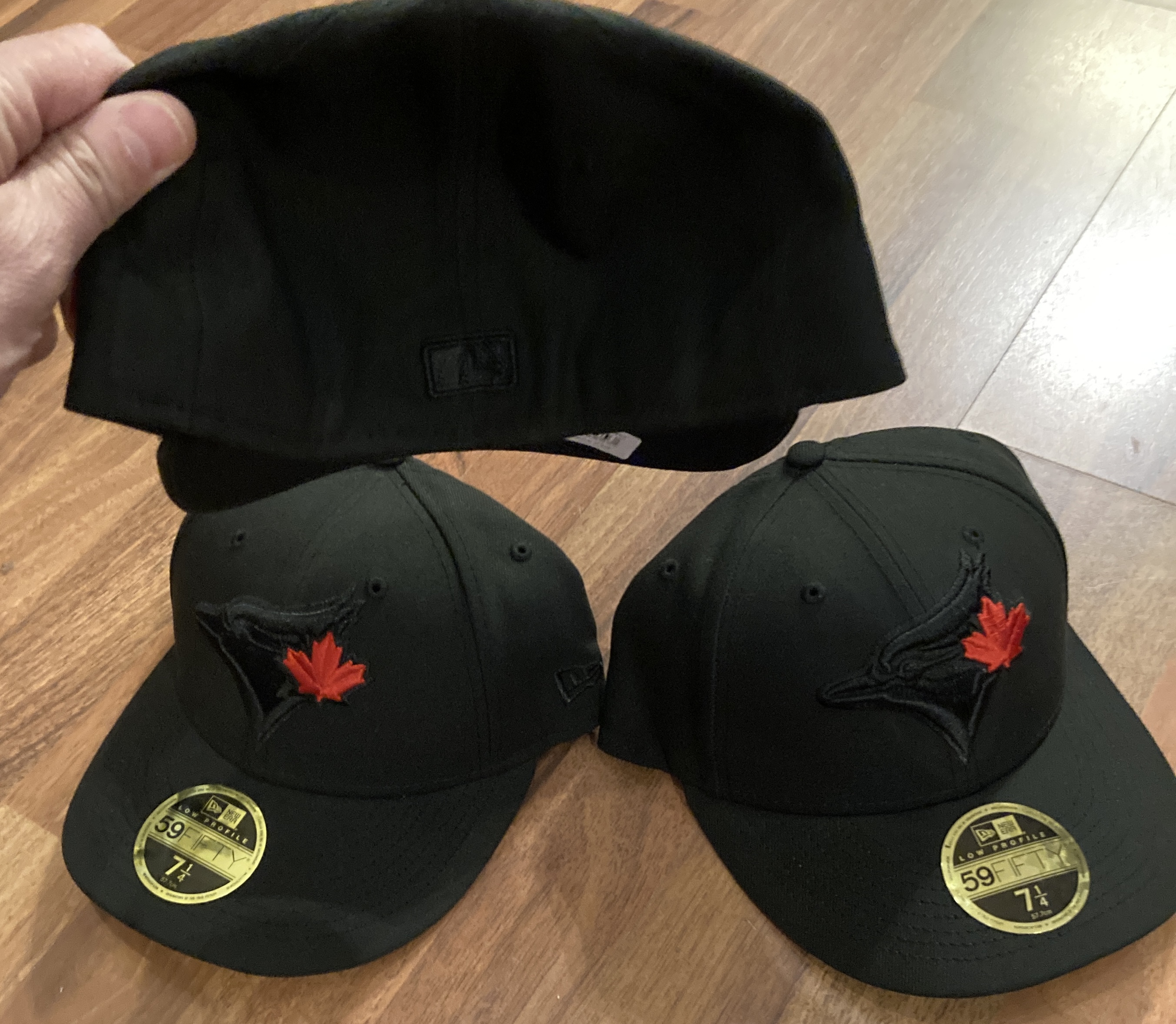 Toronto Blue Jays MLB Cooperstown 59FIFTY exclusive Low Profile Fitted Cap in Black on Black Scarlet Red von New Era Backview MLBlogomen