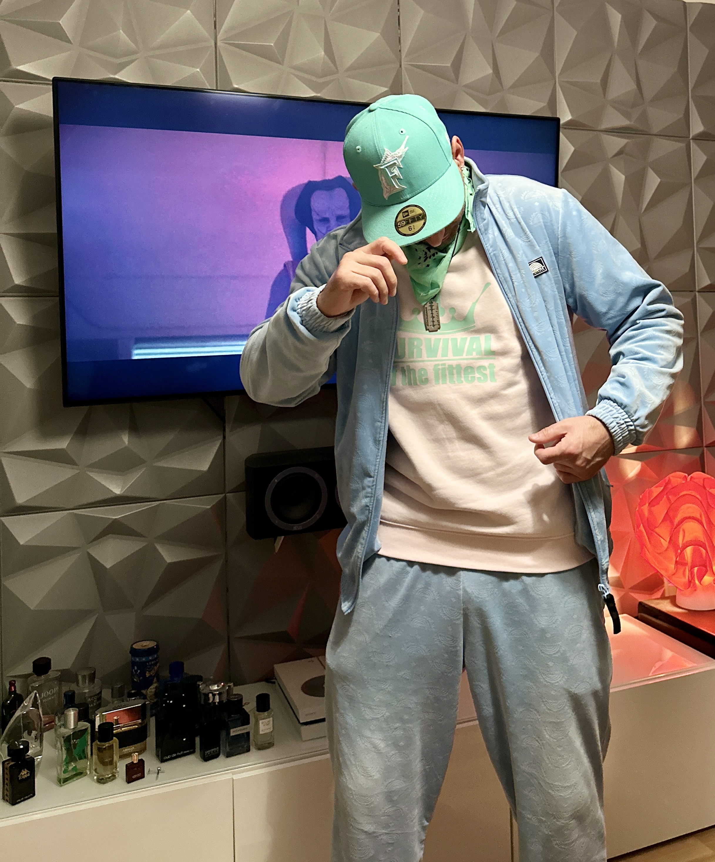 manystyles Survival of the Fittest Crown exclusive Crewneck Sweater in Bright White Baby Pink Pastell Clear Mint von Sol