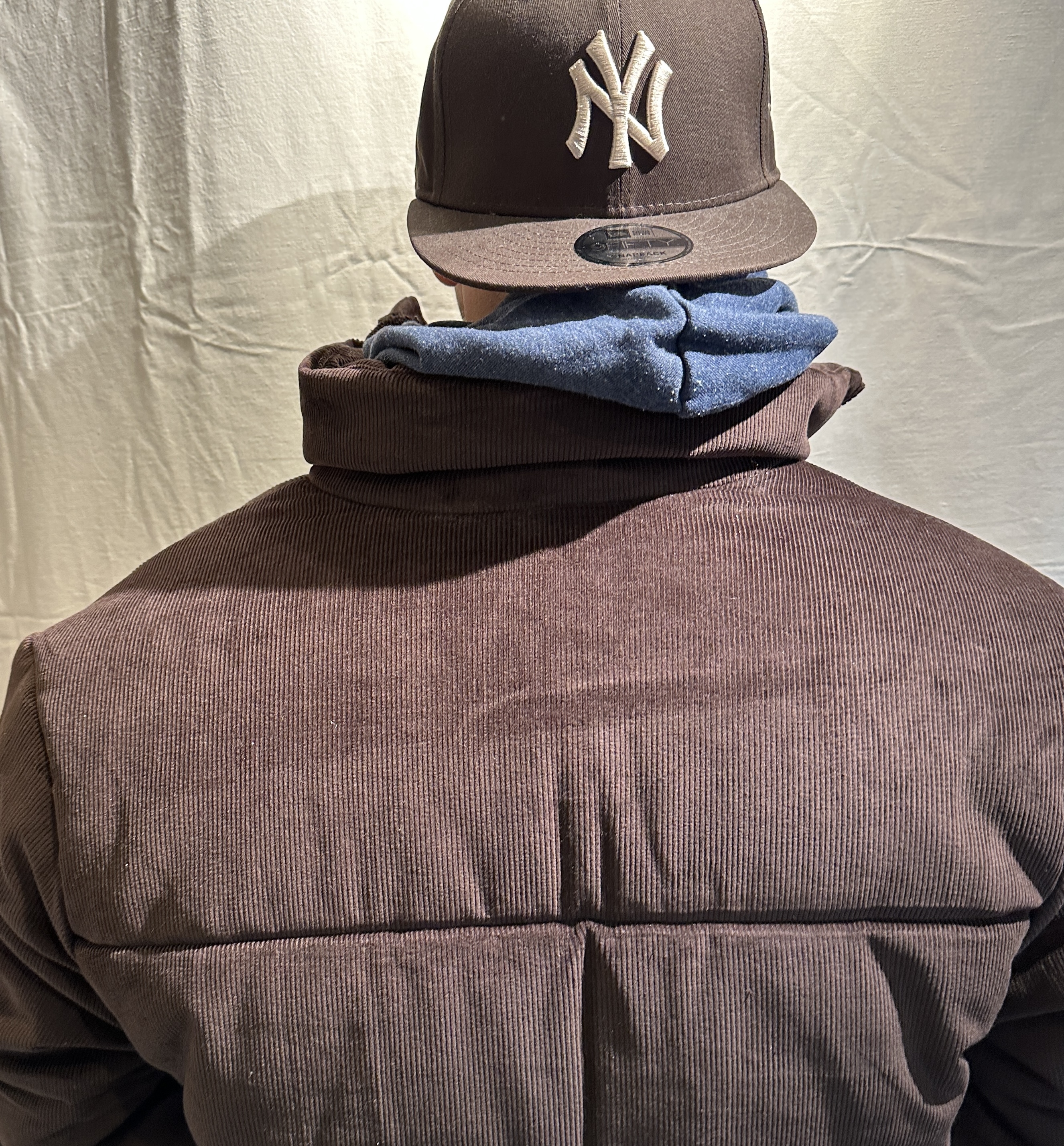 IMG_0949 MANYSTYLES NY Yankees MLB Cord Big Coruroy Puffer Jacket Brown Stone Khaki White von New Era Back eal