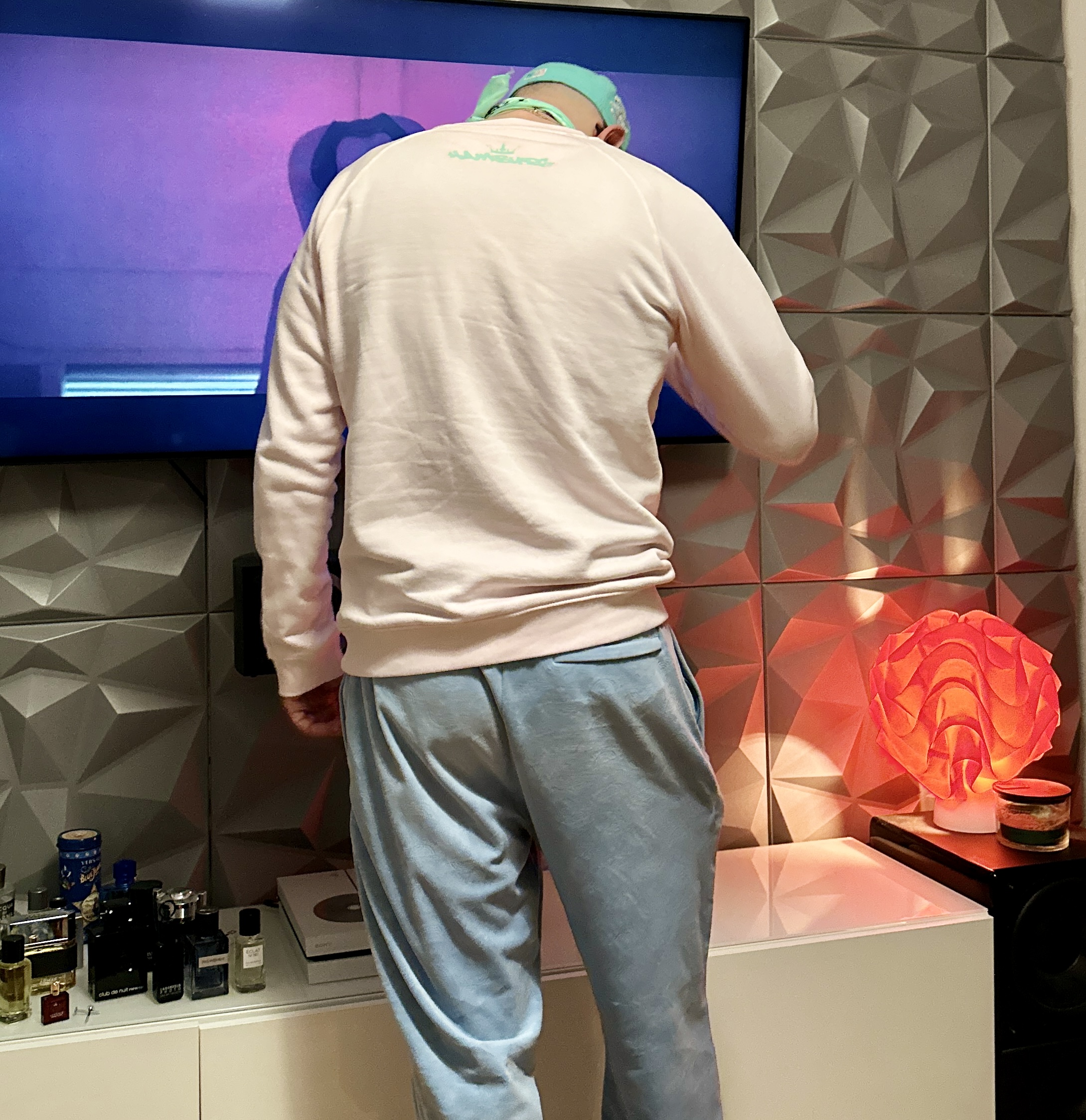 manystyles Survival of the Fittest Crown exclusive Crewneck Sweater in Bright White Baby Pink Pastell Clear Mint von Sol Backview
