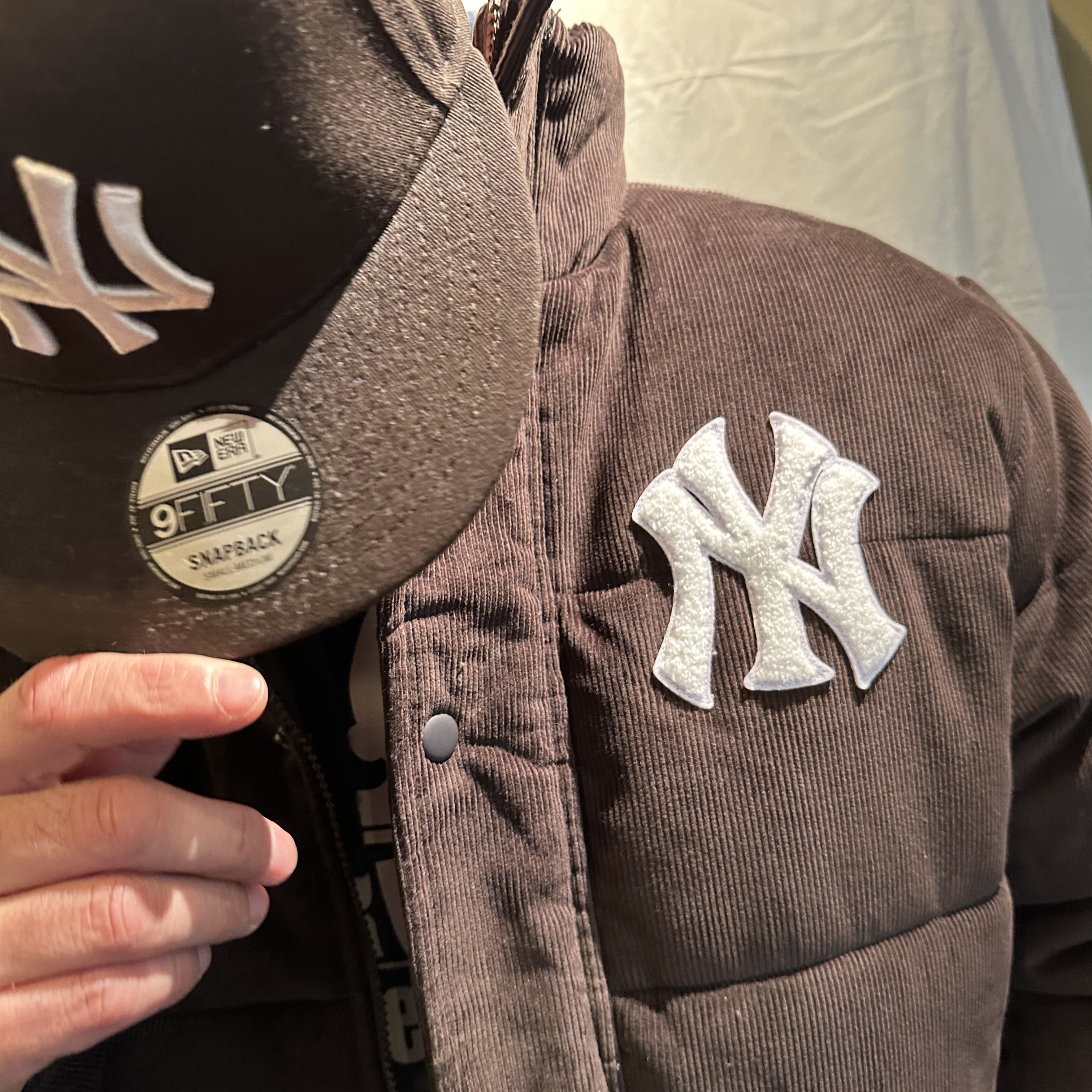 IMG_0954 MANYSTYLES NY Yankees MLB Cord Big Coruroy Puffer Jacket Brown Stone Khaki White von New Era Back eal tDetail