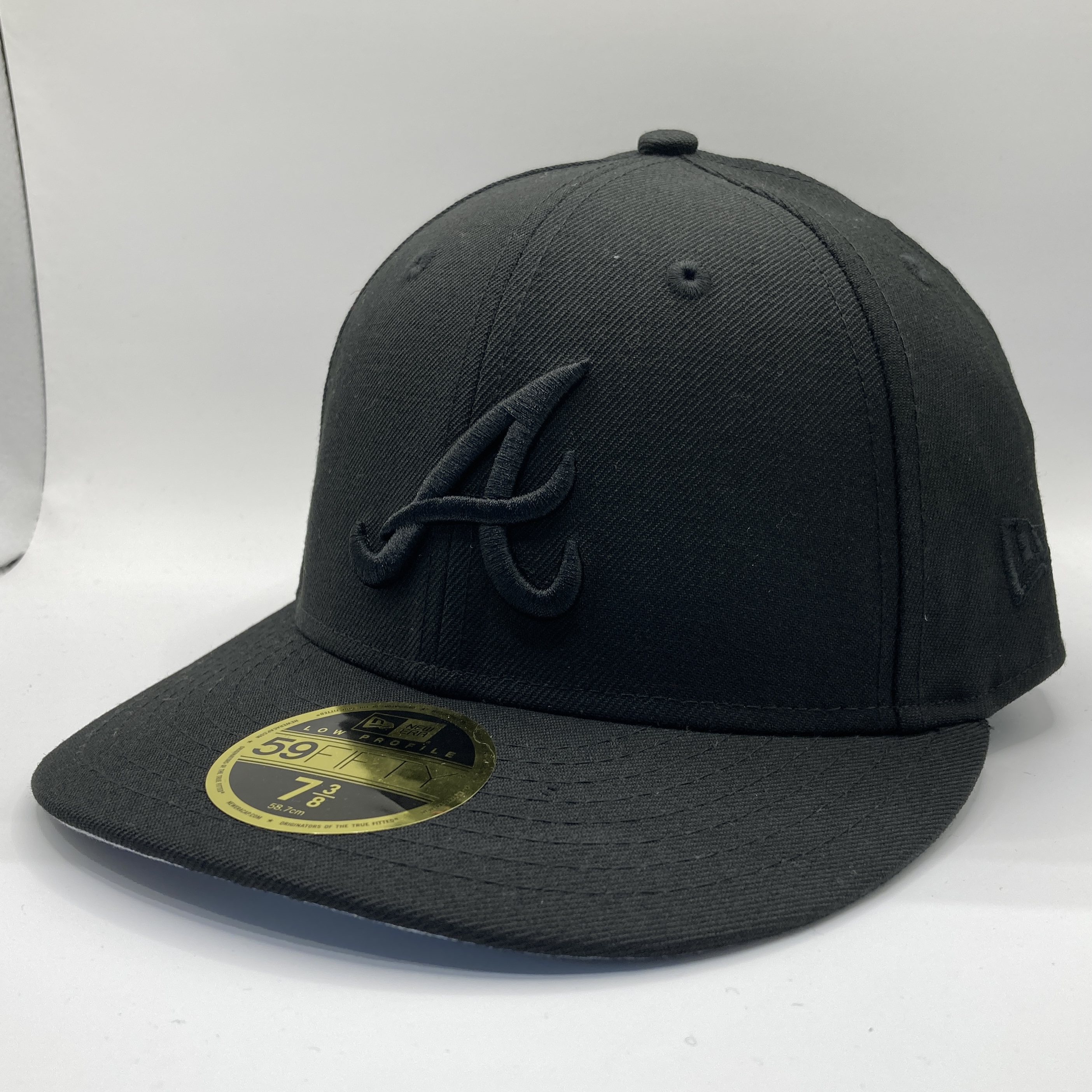 IMG_1611 Atlanta Braves 59FIFTY MLB Exclusive LowPro Cap Triple Black Black on Black von New Era Alternate View alt view