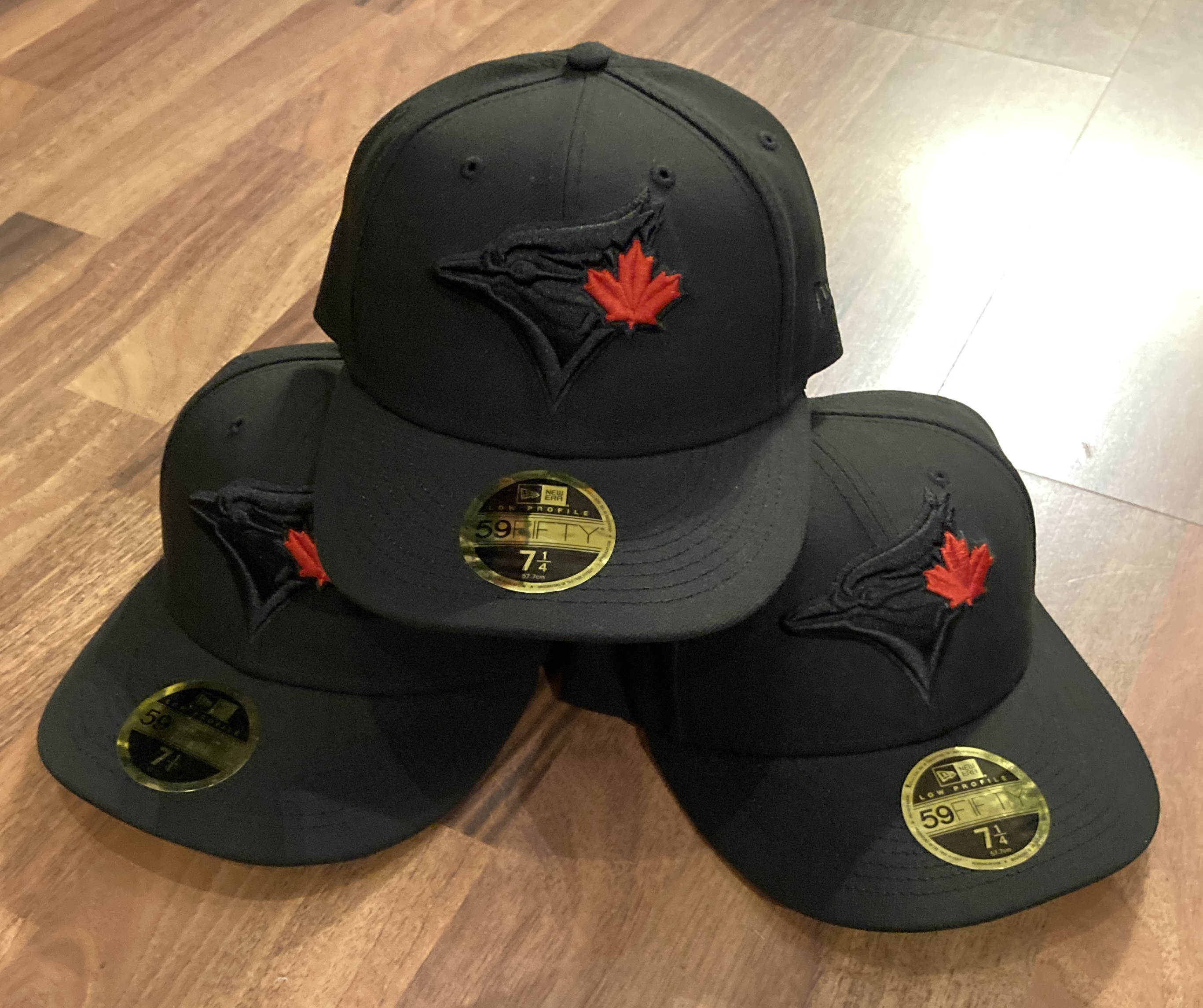 Toronto Blue Jays MLB Cooperstown 59FIFTY exclusive Low Profile Fitted Cap in Black on Black Scarlet Red von New Era