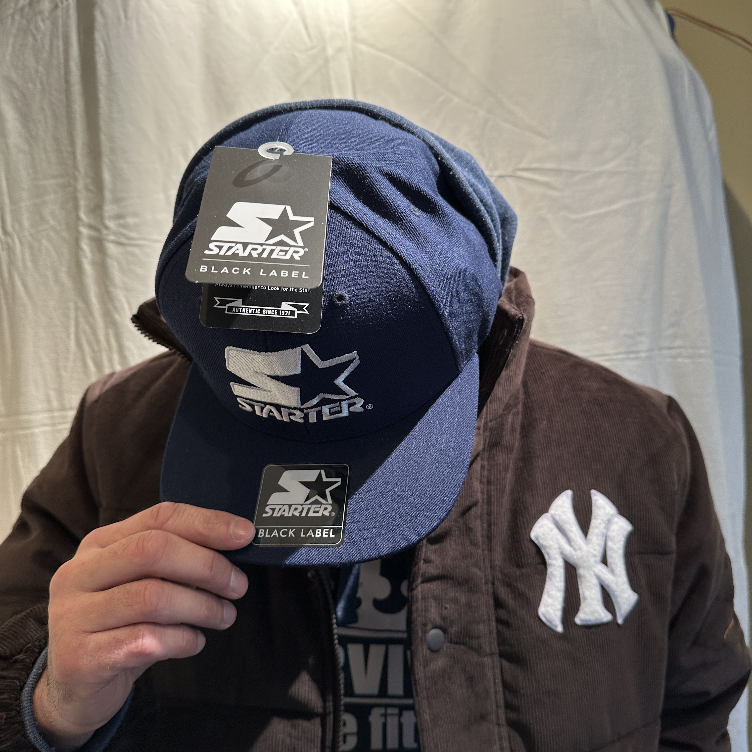 IMG_0958 MANYSTYLES NY Yankees MLB Cord Big Coruroy Puffer Jacket Brown Stone Khaki White von New Era Back eal Detail real with Starter Snapback Cap