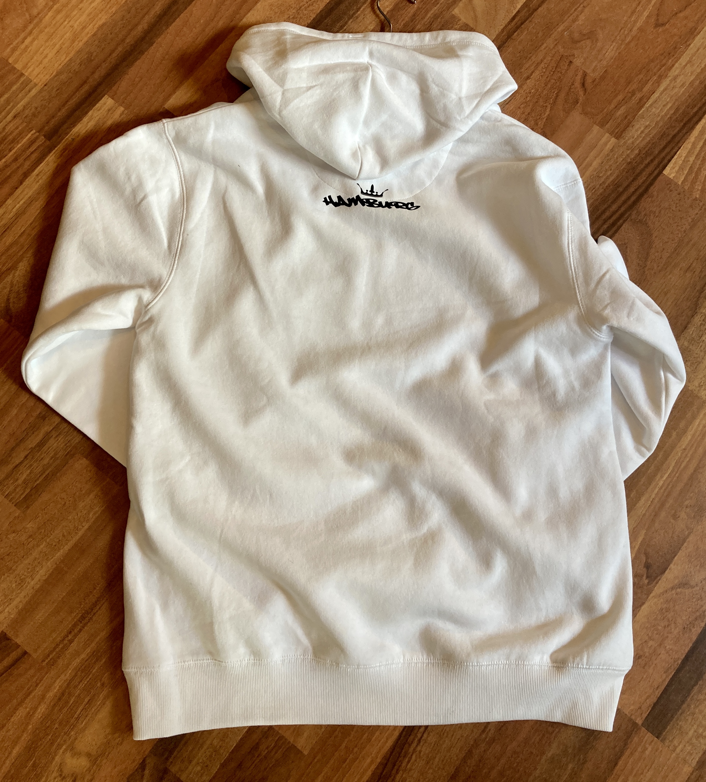 manystyles Survival of the Fittest Crown exclusive Hooded Sweatshirt mit Kapuze in Bright White Black Backview Rückseite