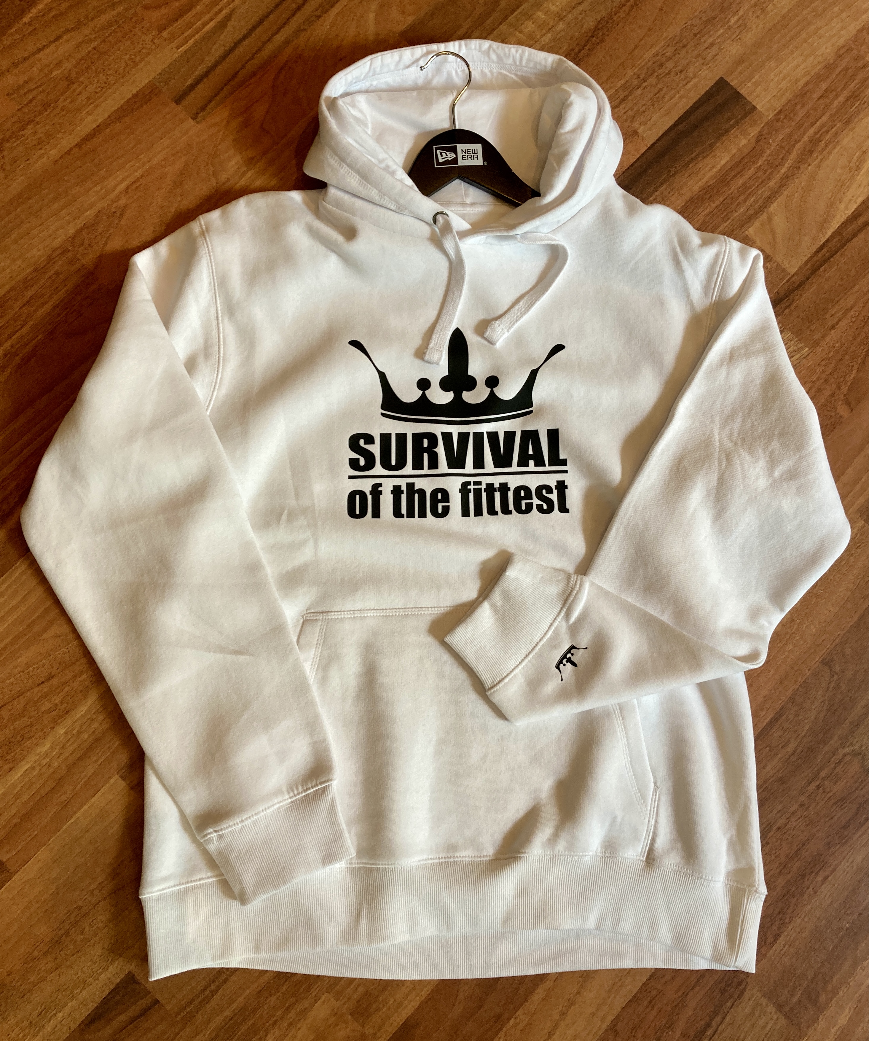 manystyles Survival of the Fittest Crown exclusive Hooded Sweatshirt mit Kapuze in Bright White Black