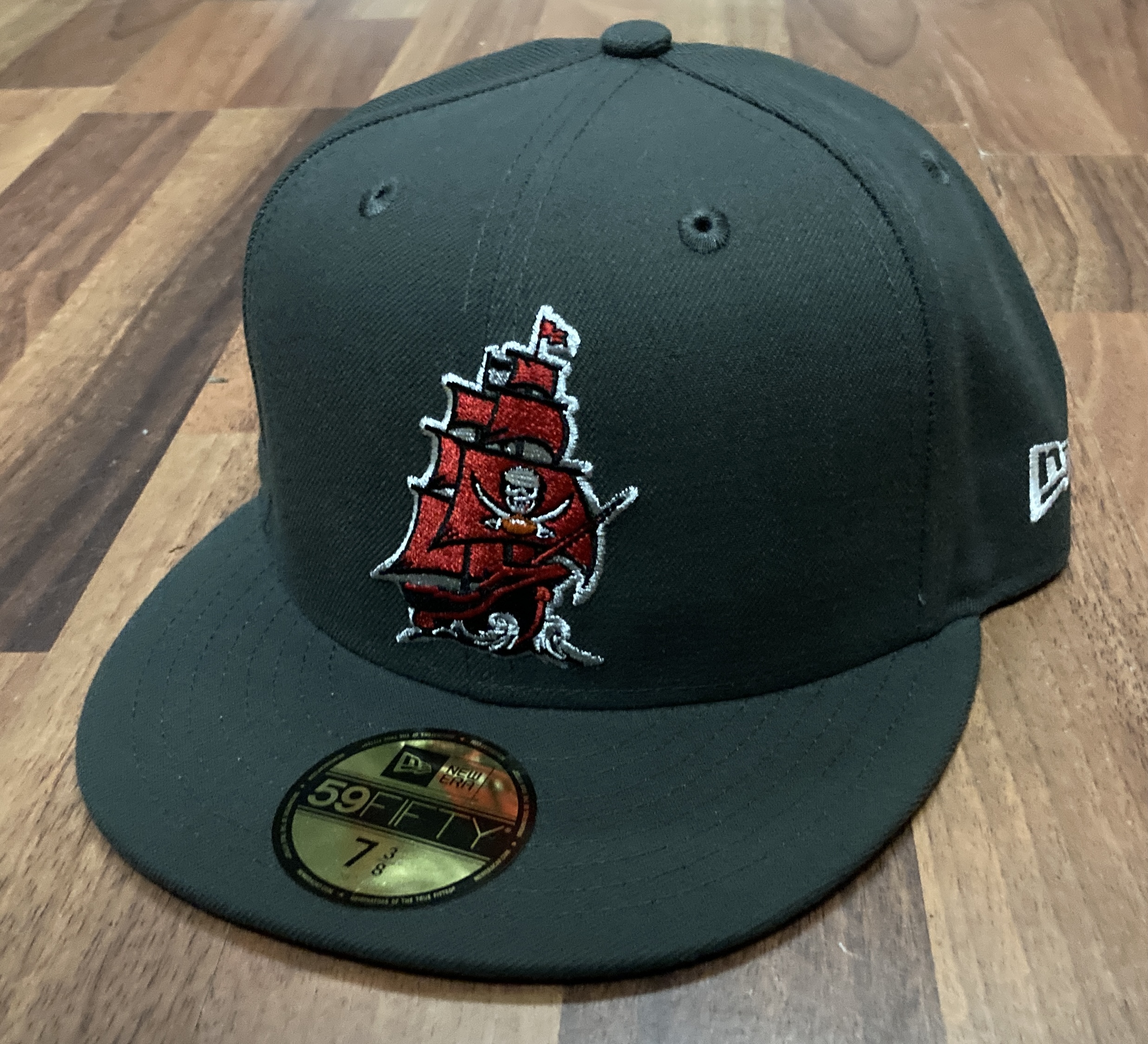 IMG_4422 manystyles exclusive Tampa Bay Buccaneers 59FIFTY NFL Classic Pirate Ghost Ship Cap in Dark Pewter Red OTC von New Era Front