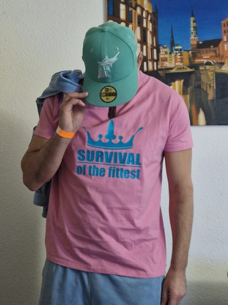 Survival of the Fittest Crown exclusive T-Shirt Baby Pink Sky Blue Türkis Pastell von Sol