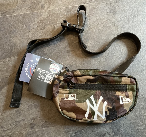 NY Yankees MLB Logo Adjustable Micro Waist or Shoulder Bag Pack in Woodland Camouflage White Black von New Era